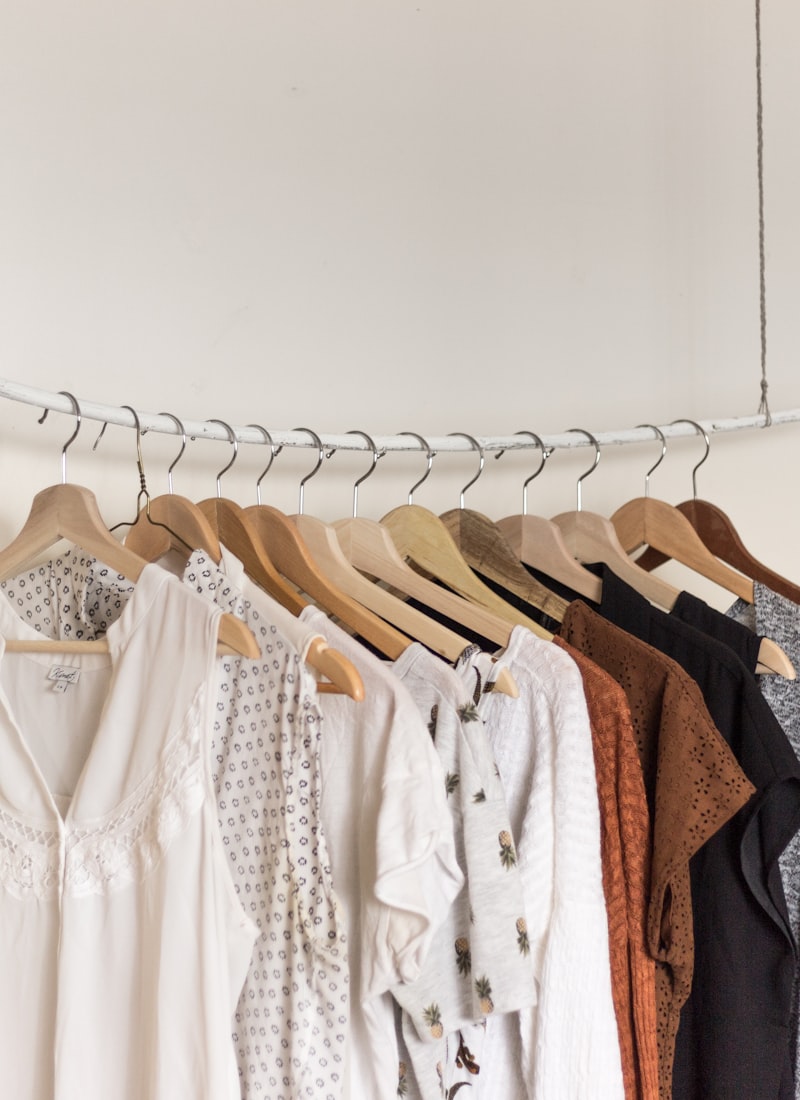 Colección de blusas boho en perchero